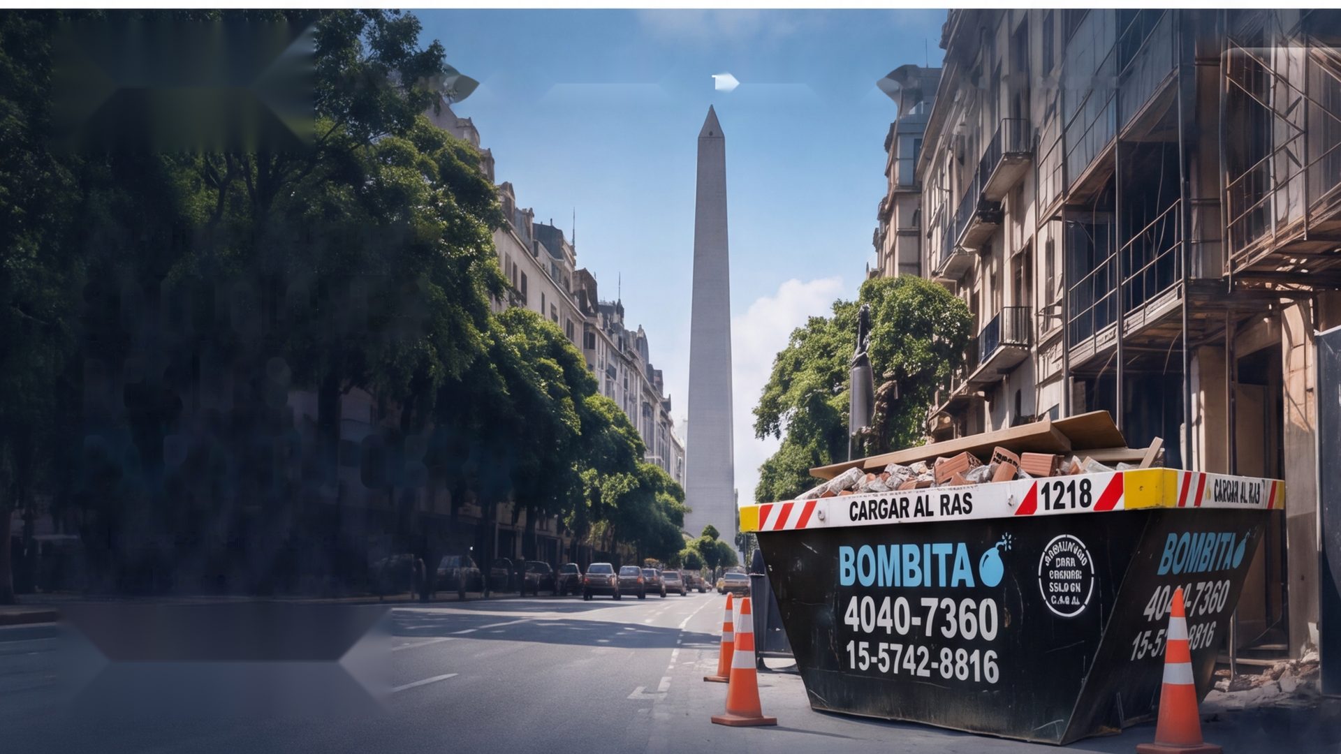 Volquete Bombita cargado de escombros frente a una obra con andamios en una calle de la Ciudad de Buenos Aires